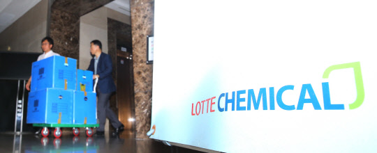 14일 오후 롯데그룹 비자금 의혹 수사를 위해 서울 동작구 롯데케미칼 본사에서 압수수색을 마친 검찰 관계자들이 압수품을 들고 건물을 나서고 있다.       이날 검찰은 롯데건설, 롯데케미칼, 롯데칠성음료, 롯데상사, 롯데닷컴, 코리아세븐, 롯데알미늄, 롯데제과 등 총 15곳을 압수수색했다.